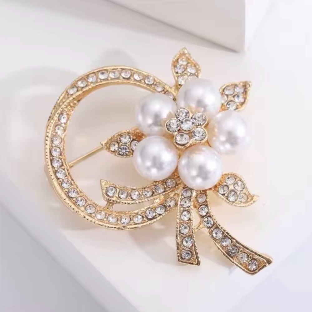 Exquisite Flower Imitation Pearl Brooch. - Picture 3 of 4